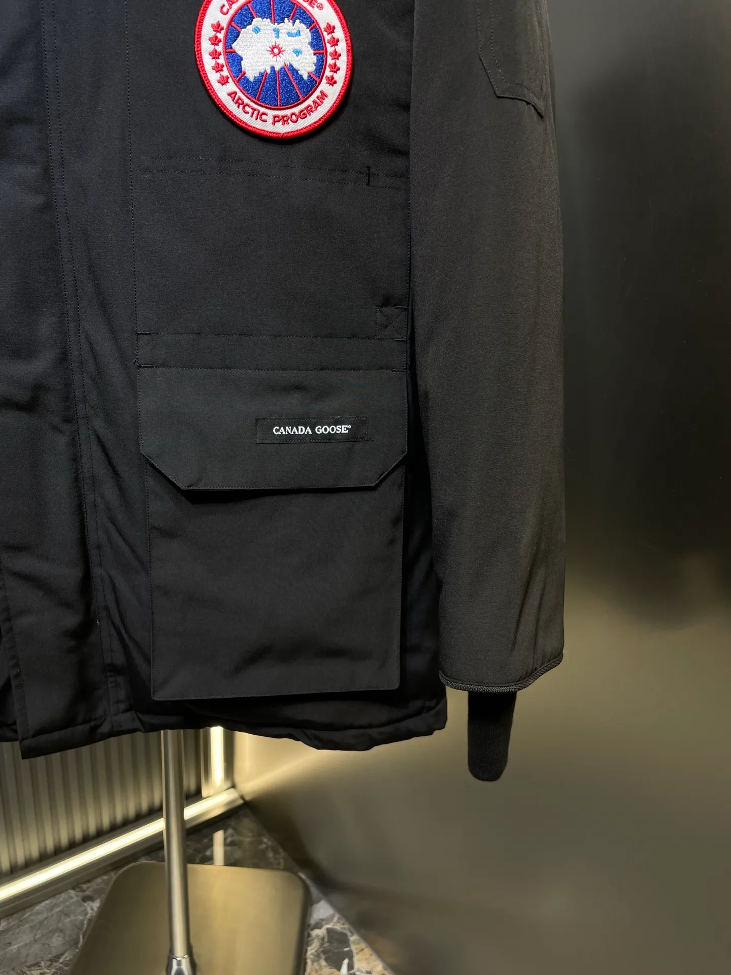 P910 special version 🌟 🇨🇦CANADA GOOES 24 new models 08 models/couple models Factory direct supply: supplying global purchasing agents, micro-business, entities, Tmall, high-end stalls and studio cooperation, free shipping! Canada Goose Expedition Parka 2008 is the same style for men and women. It is mid-length and the most timeless classic. All Arctic and Antarctic scientific expedition teams choose Canada Goose as their cold-proof equipment. It is the Rolls-Royce of down jackets. ➖ Industry-leading anti-counterfeiting chip sensing. ➖ Imported Behringer embroidery machines and customized embroidery labels, the highest level and industry leading. ➖ Imported Korean 21-count polyester-cotton blended original fabric, TC85 waterproof coated fabric, water-repellent, windproof and wear-resistant. ➖ The new national standard 80 white duck down is filled with an average of 520 grams of down. The amount of down filled is industry-leading. ➖ 100% nylon lining with double double-layer sealing design to prevent velvet running, and seamless thread design on the cuffs! ➖ Western Canadian Green Wolf Collar. ➖ Yoshida YKK provides original factory-customized electroplated sliders. YKK two-way lockable zippers are tight and smooth and do not peel off paint. ➖ 3M composite Velcro is durable and the accessories and hardware are all custom-made. Note: Our copywriting is only simple and clear. Instead of bragging about the copywriting, it is better to compare and understand with samples. Only for the purest goose, the most dedicated, the most professional, the highest quality, the highest cost performance!  Size:XS-XXL
